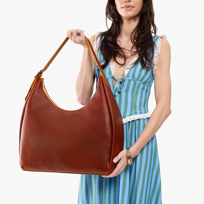 Nutmeg*Oversized | U-shaped, flat-bottomed leather shoulder bag with adjustable strap
