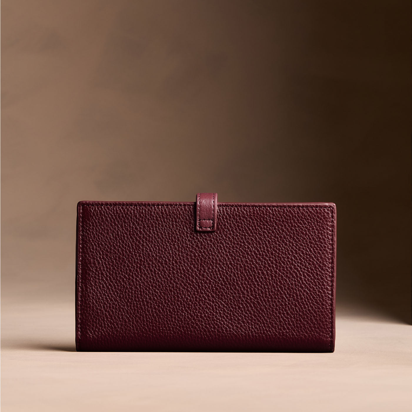 Hunter*Extra Large | Leather bifold wallet with a strap and bar closure